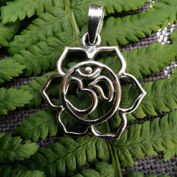Silber-Anhänger OM/AUM in Blume "Juna"
