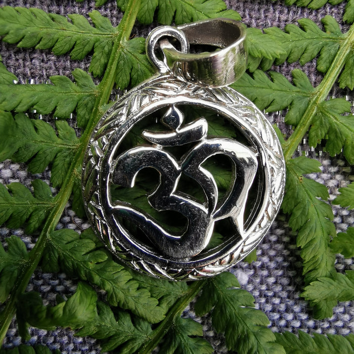 Silber-Anhänger OM/AUM im verzierten Kreis