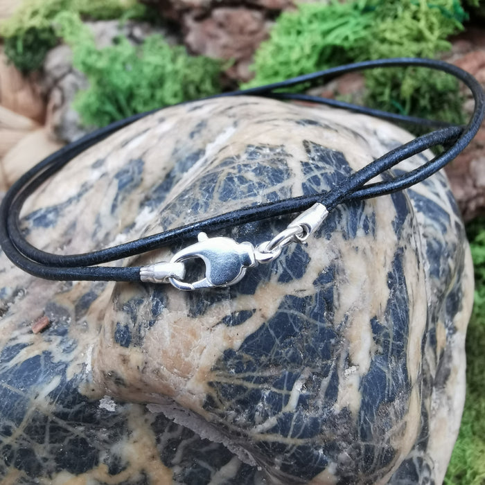 Lederbänder schwarz mit Verschluss in Silber, 45 cm