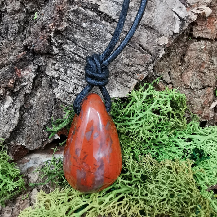 Trommelstein gebohrt "roter Jaspis"