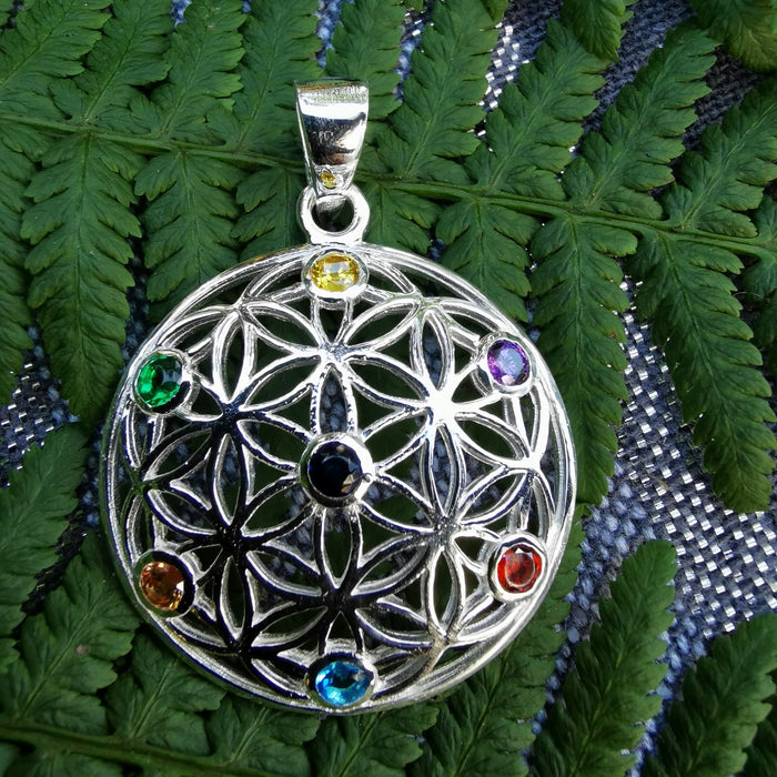Silber-Anhänger Blume des Lebens mit 7 Chakra-Glassteinen