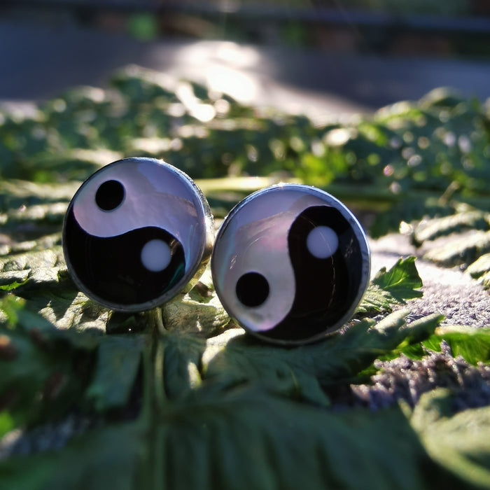Silber-Ohrstecker Yin und Yang mit Perlmutt